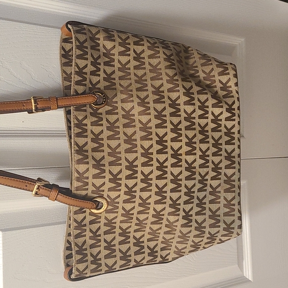 Handbag - Picture 2 of 9